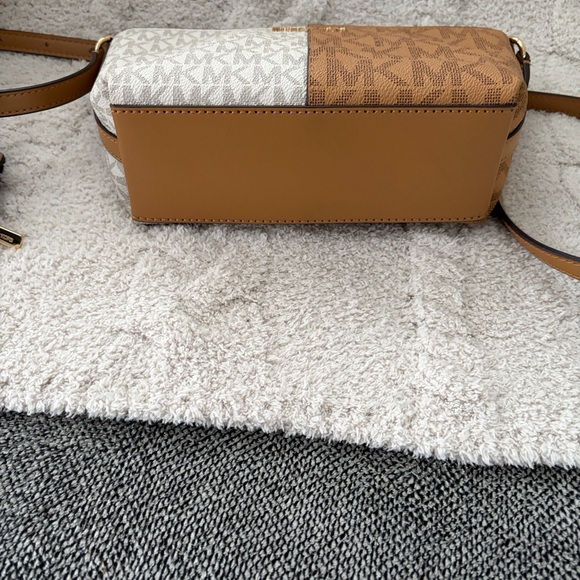 Michael Kors Jet Set two toned Logo Crossbody Bag - Picture 5 of 6